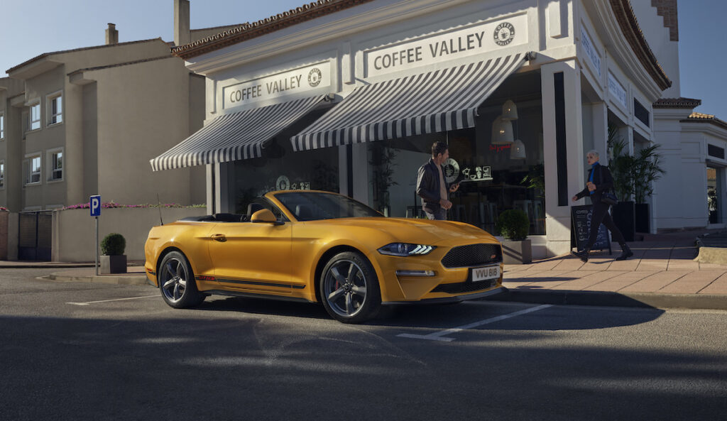 Ford Mustang vor einem Kaffee